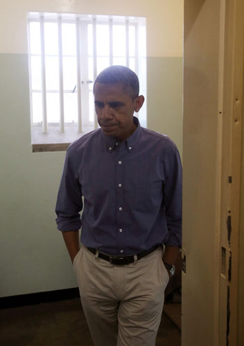 Obamas tour Mandela's island jail