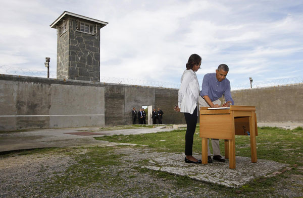 Obamas tour Mandela's island jail