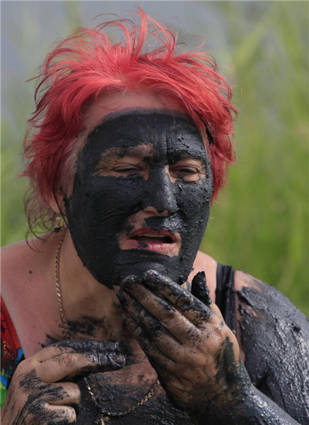 Russians enjoy black mud carnival