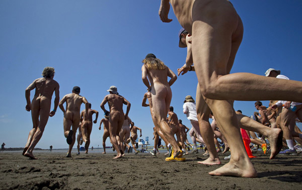 Bare bans run for fun in Vancouver