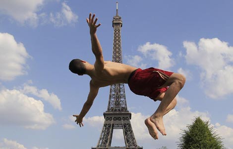 60 tonnes of Eiffel Tower trinkets seized in Paris