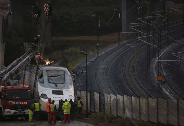 Spain investigators: Train driver was on phone