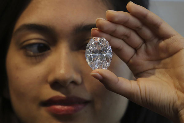 Auctioneer shows off 118-carat diamond in NYC