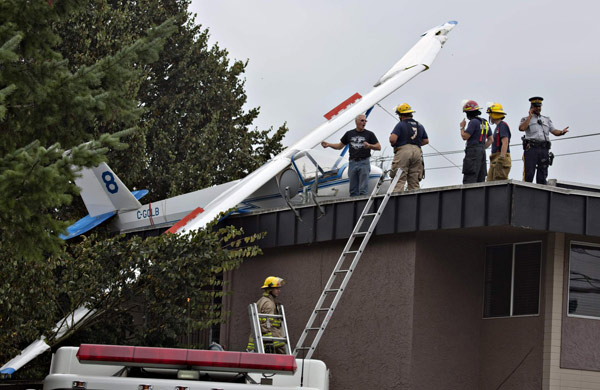 A glider crashes to house rooftop in UK