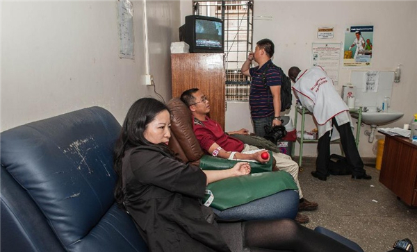Chinese workers donate blood for Kenya victims