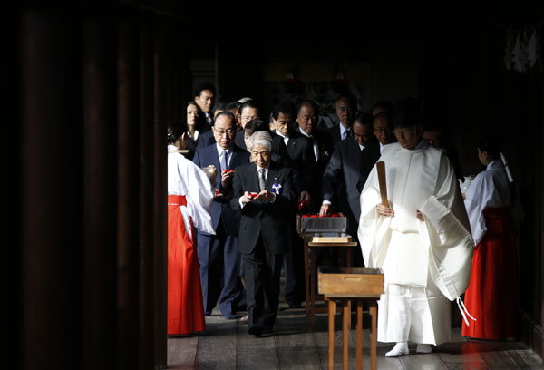 Japan's minister, lawmakers worship controversial shrine