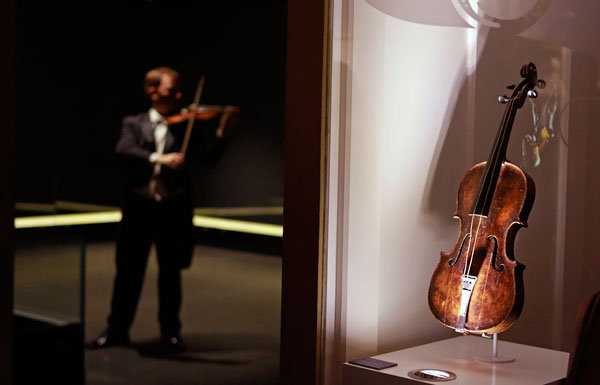 Violin played on Titanic auctioned