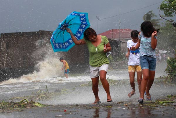 Super typhoon Haiyan slams into Philippines, at least 3 dead