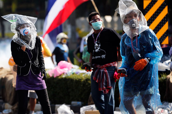 Thai PM calls for talks, protest leader defiant