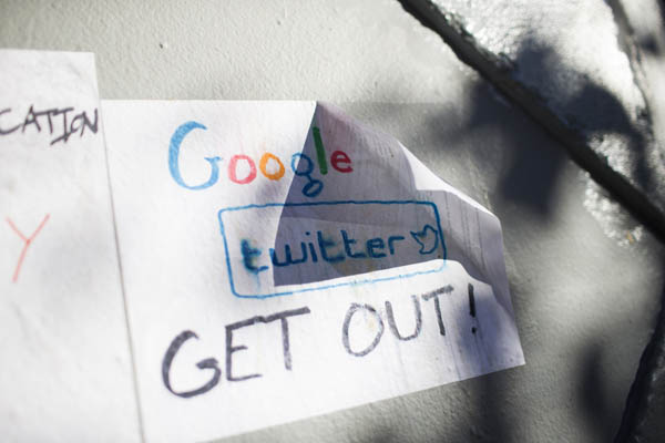 Google bus blocked in San Francisco protest