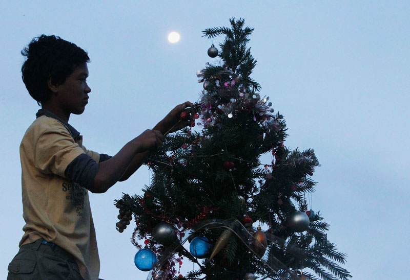 Survivors of Typhoon Haiyan receive Christmas gift