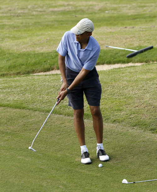 Obama plays golf in Hawaii