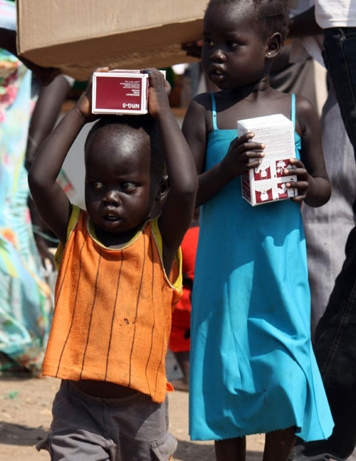 Refugees in South Sudan get supplies from UN