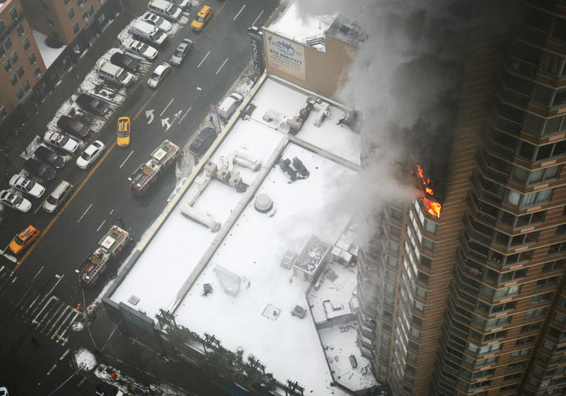 1 dead, 1 badly injured in Manhattan blaze