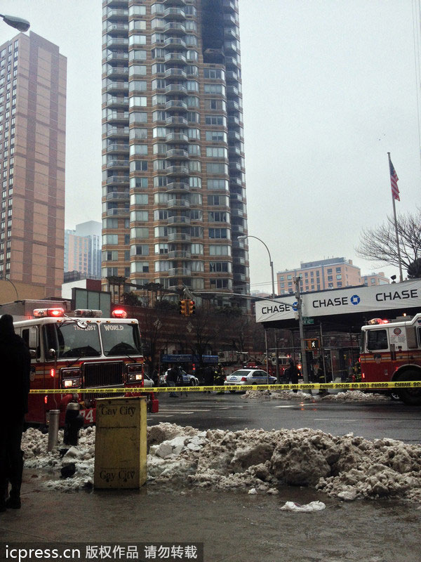 1 dead, 1 badly injured in Manhattan blaze