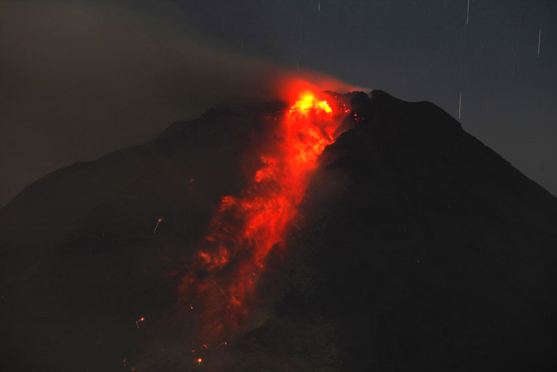 Thousands flee as Indonesia volcano erupts