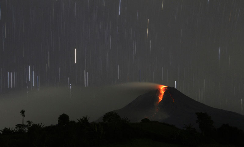 Thousands flee as Indonesia volcano erupts