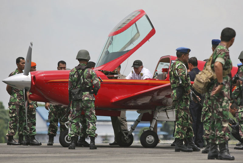 Swiss pilot forced to land by Indonesian jet fighters