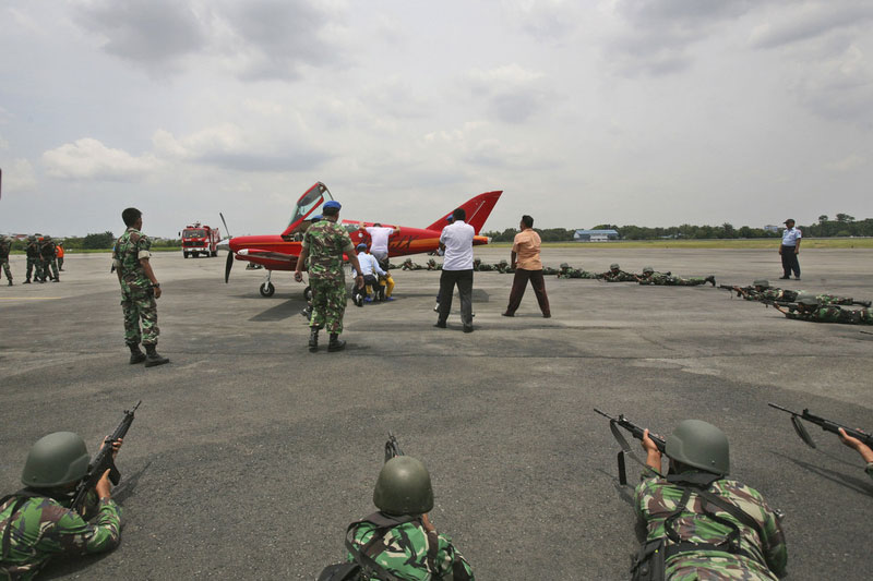 Swiss pilot forced to land by Indonesian jet fighters