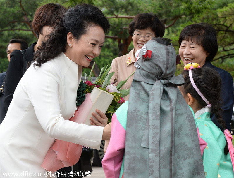 First lady Peng visits S. Korean heritage sites