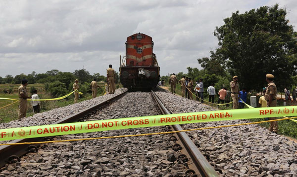 18 children, 1 man die in train-bus crash in India