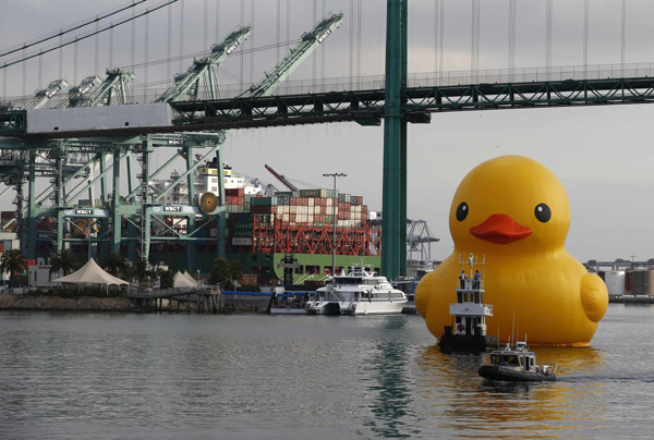 Rubber duck traveling around the world comes to Los Angeles