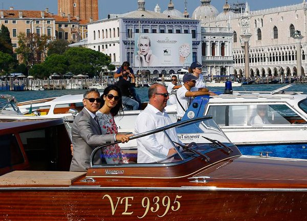 Clooney, wife make newlywed appearance in Venice