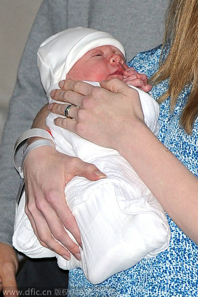 Chelsea Clinton takes baby Charlotte home