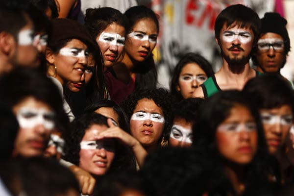 Mexico widens search for 43 missing students