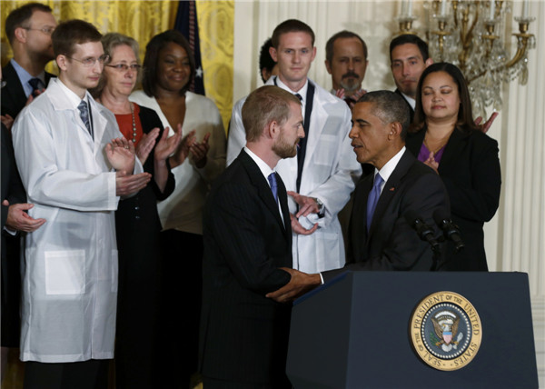 Obama praises health workers fighting Ebola as 'heroes'