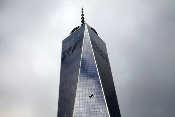 Dangling workers rescued from World Trade Center