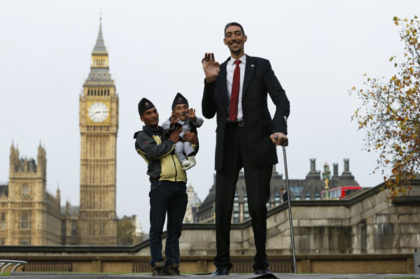World's tallest man meets world's shortest man