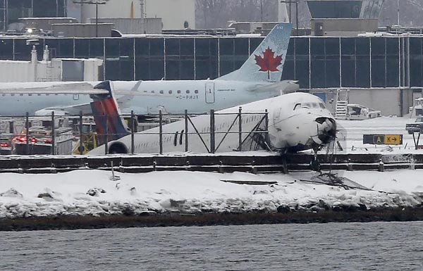 Plane skids off LaGuardia runway during snowstorm in NYC