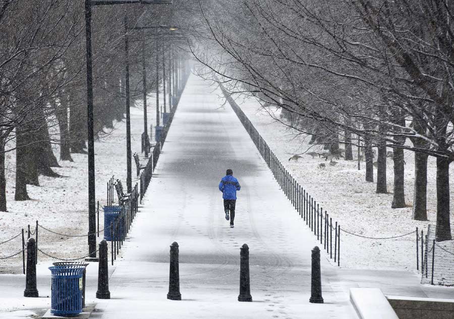 Snowstorm rages in eastern US