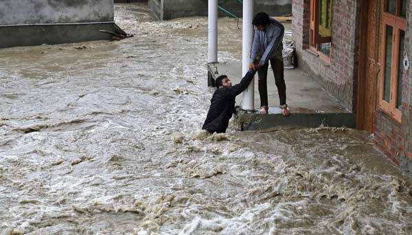Heavy rains trigger flood fears in Kashmir