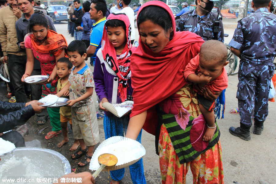 Kathmandu's quake survivors struggle for food, water, tents