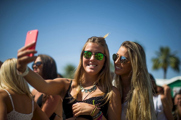 US university teaches culture of selfies