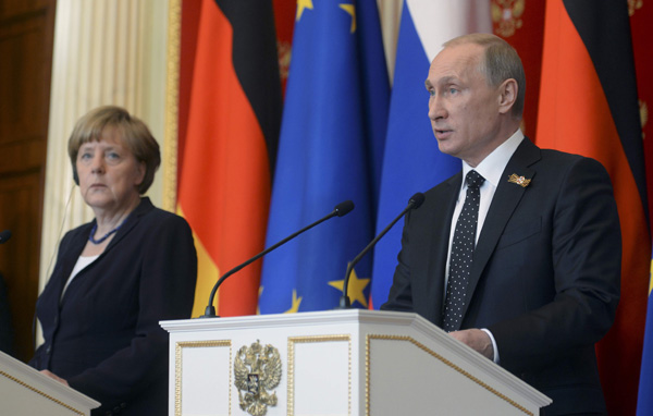 Putin, Merkel call for political dialogue in Ukraine