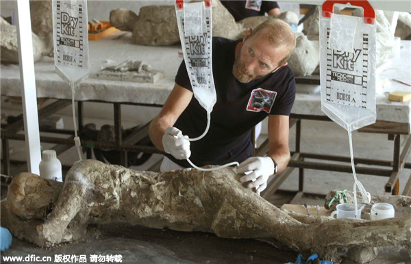 Restorers give shape to Pompeii victims