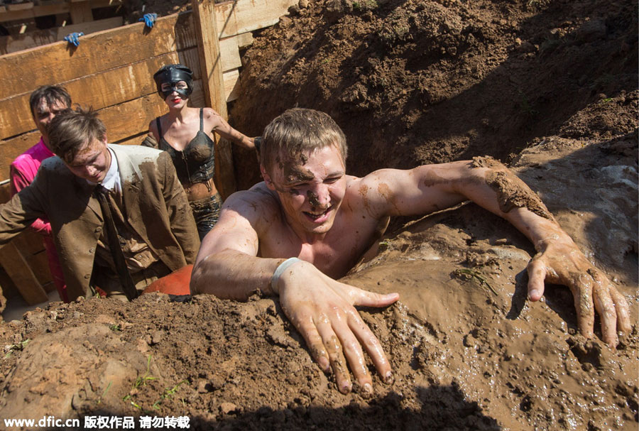 Fun and games in Russia's Mud Race