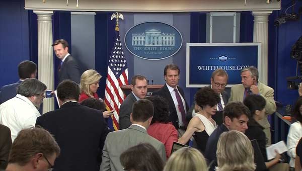 Bomb threat prompts White House press room evacuation