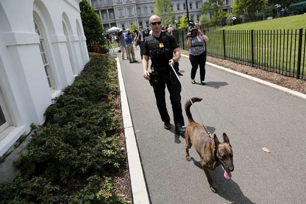 Bomb threat prompts White House press room evacuation