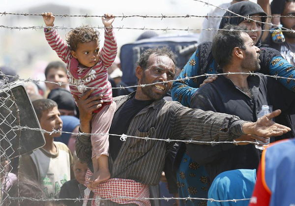 Thousands of Syrian refugees rush into Turkey