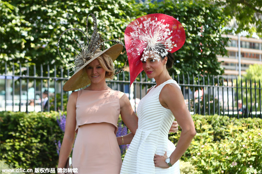 Race-goers get ahead with hats
