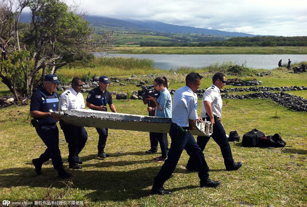 Authorities analyze aircraft debris found on Réunion Island