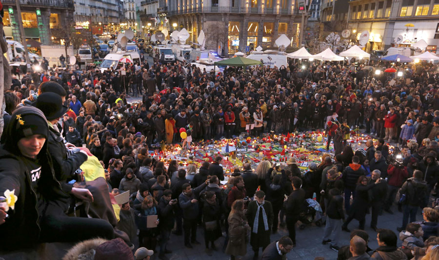 People pay condolence to victims of Brussels attacks