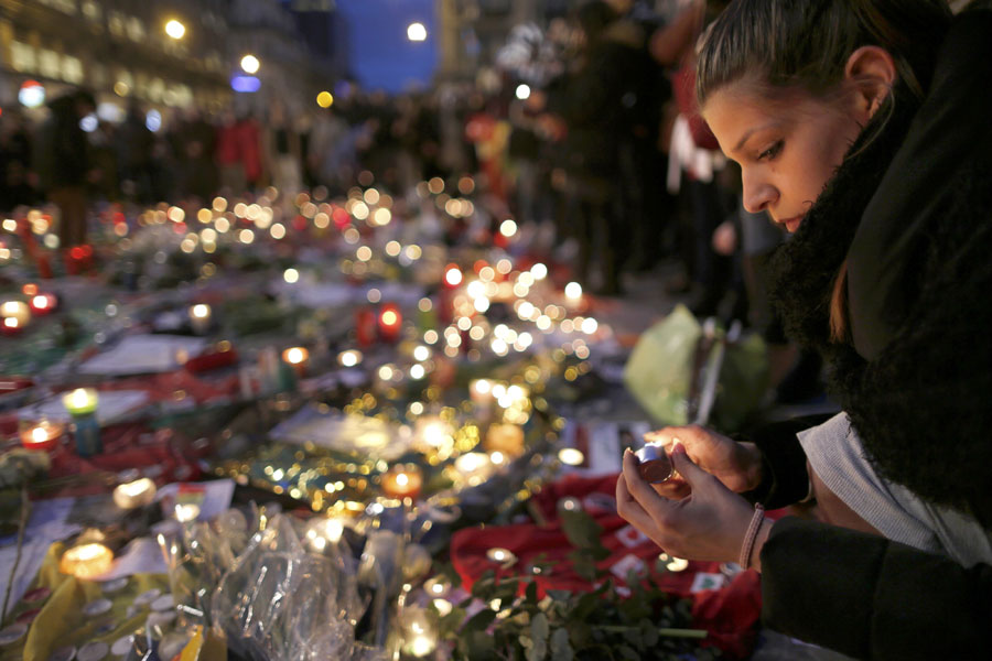 People pay condolence to victims of Brussels attacks