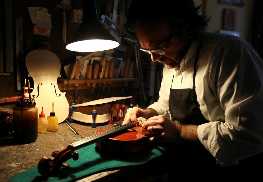 Italy's violin-makers struggle to hit profitable note