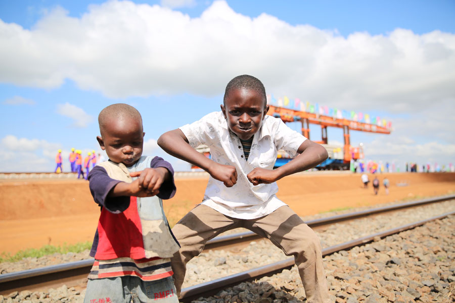 Kids in Africa show Chinese kung fu