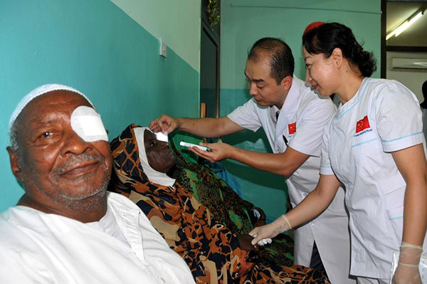 Chinese doctors conduct free surgeries for cataract patients in Sudan